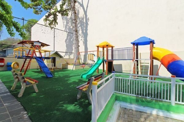 Casa em Porto Alegre, no bairro Cavalhada, com 2 dormitório(s), e 2 banheiros, à