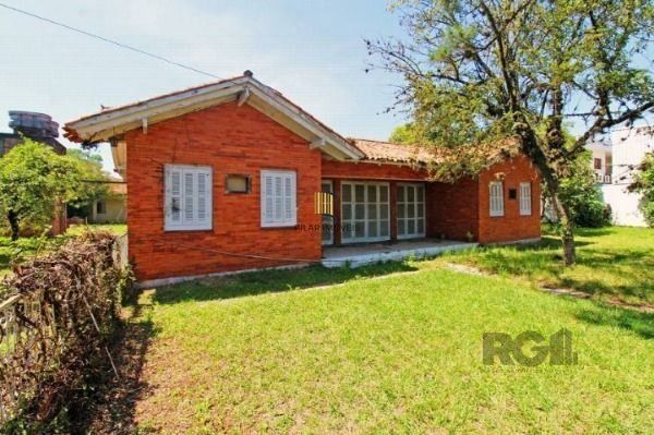 Casa em Porto Alegre, no bairro Ipanema, com 6 dormitório(s), à venda.