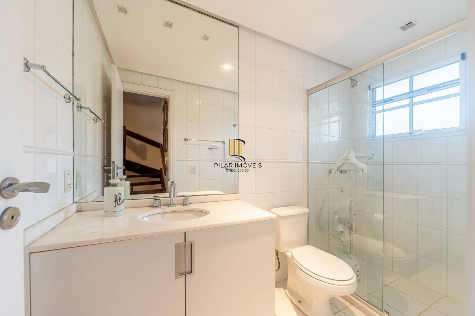 Belíssima casa em condomínio com 218,3m² com 4 dorm., 2 suítes e 2 vagas. Situada no charmoso Residencial Terra Mater.