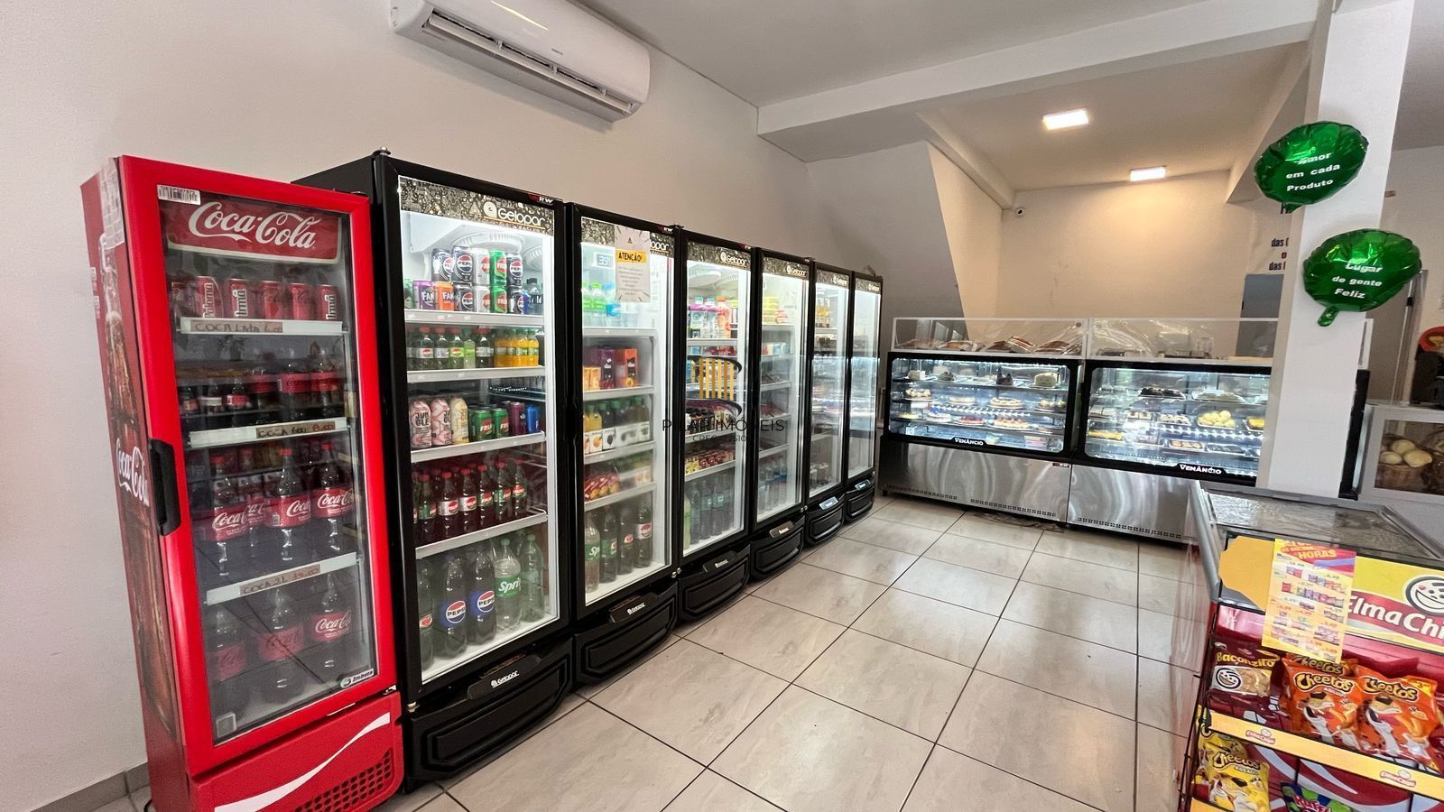 Vendo prédio comercial com 01 loja e 02 apartamentos. Excelente para investiment