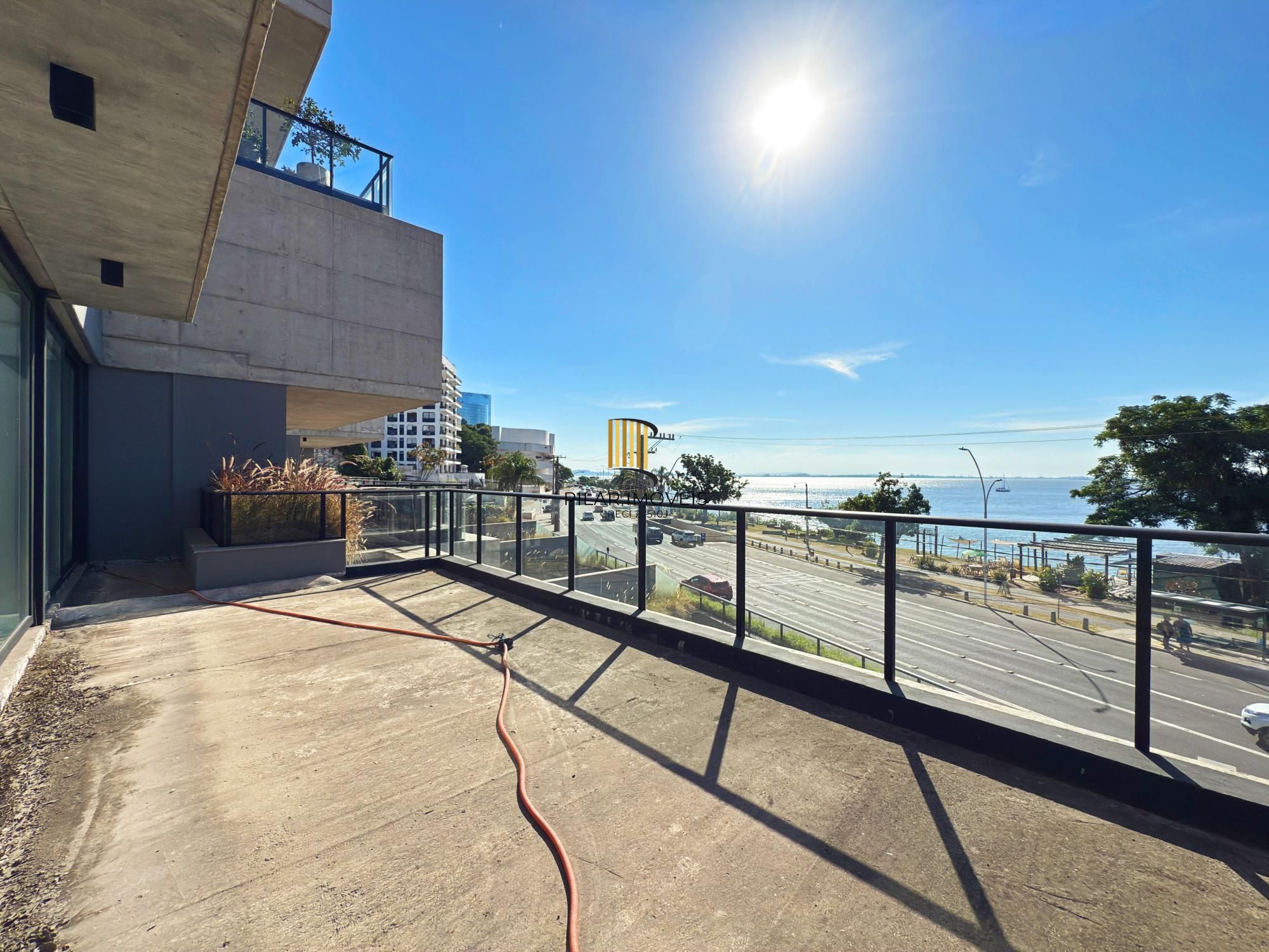 Belíssimo apartamento com projeto diferenciado e vista deslumbrante para o pôr do sol.