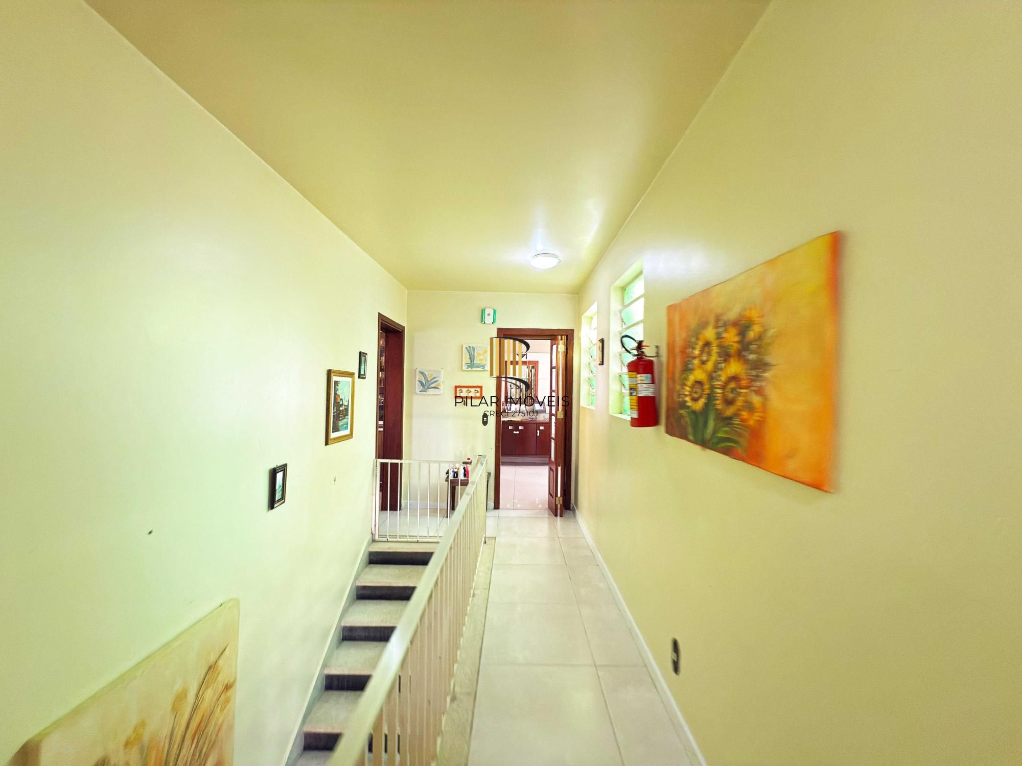 Ótima residência com 4 dormitórios, lareira e piscina no coração do bairro Tristeza.