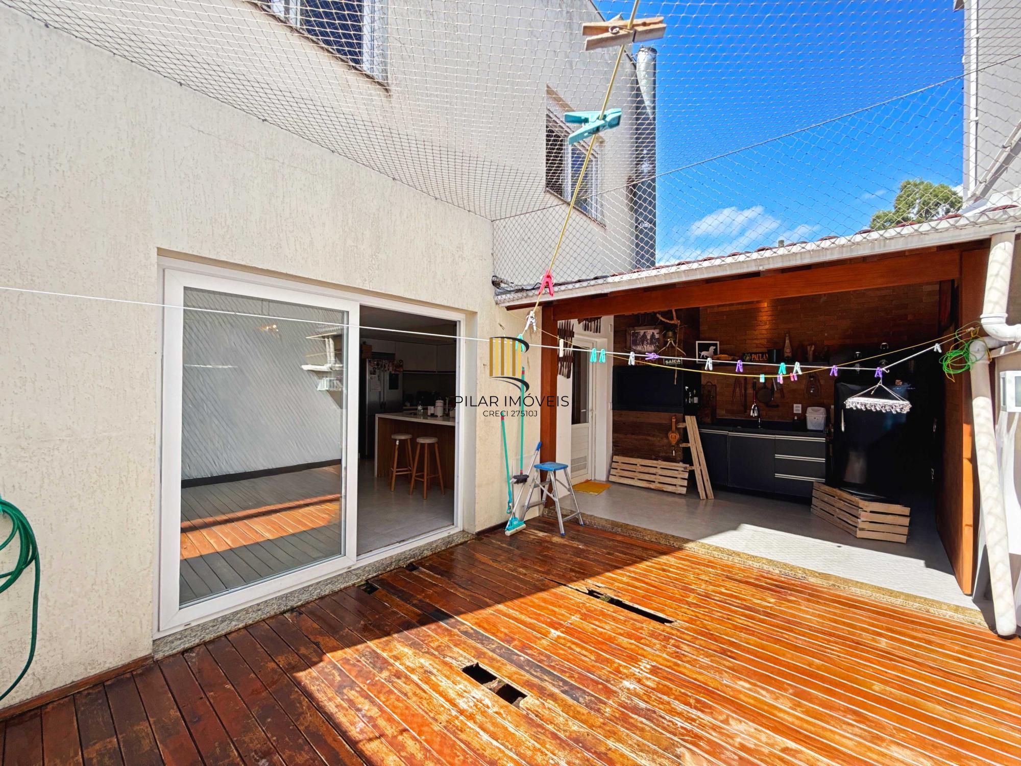 Linda residência com  3 dormitórios, sendo 1 suíte, com Linda Vista do Bairro.