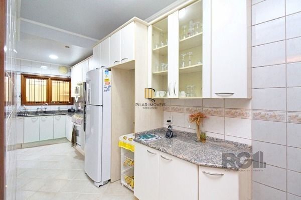 Casa em Porto Alegre, no bairro Tristeza, com 3 dormitório(s), e 3 banheiros, à 