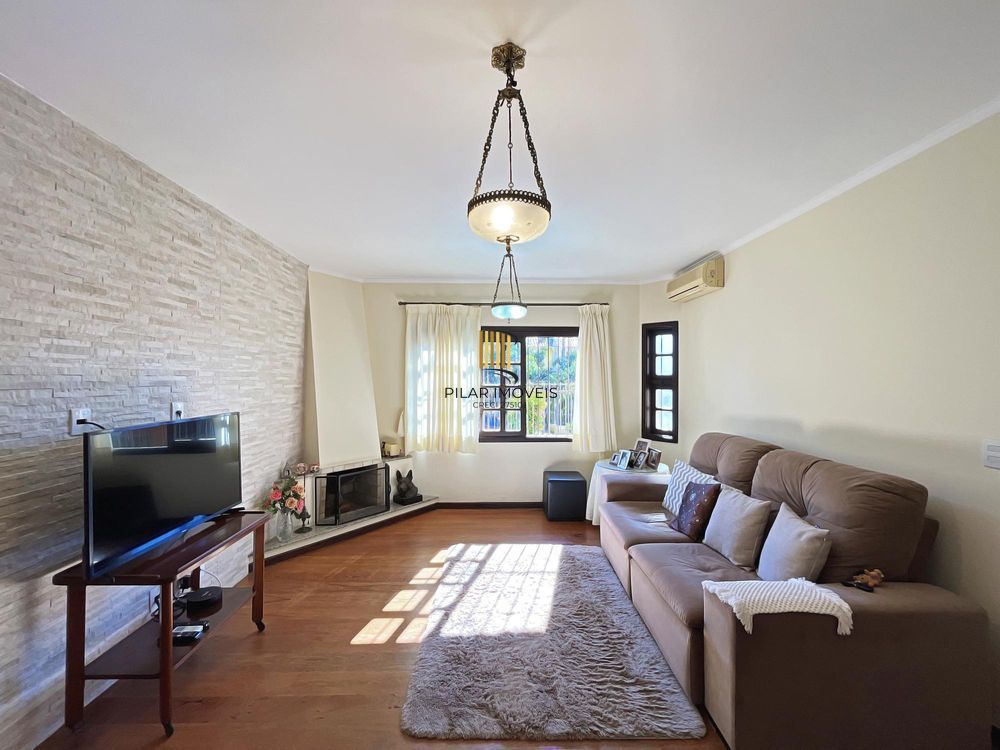 Ótima residência com 3 dormitórios, sendo 1 suíte, lareira e piscina.