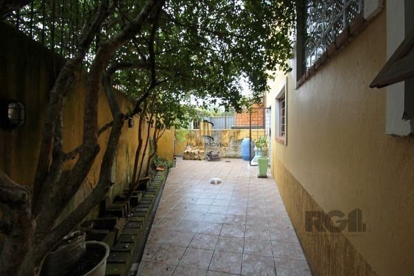 Casa em Porto Alegre, no bairro Guarujá, com 3 dormitório(s), e 3 banheiros, à v