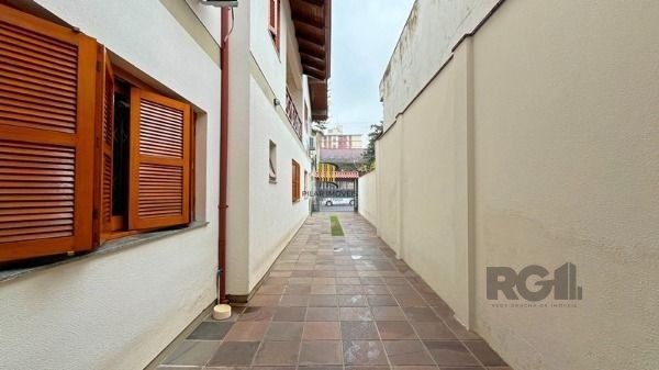 Casa em Porto Alegre, no bairro Tristeza, com 3 dormitório(s), e 3 banheiros, à 