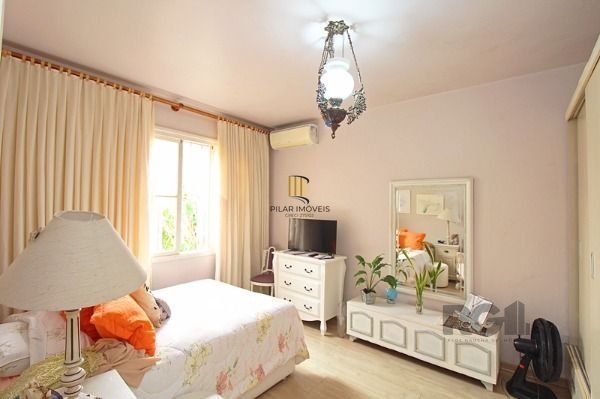 Casa em Porto Alegre, no bairro Ipanema, com 4 dormitório(s), e 4 banheiros, à v