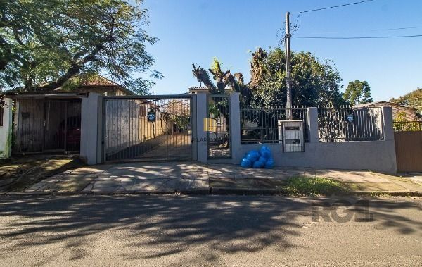 Casa em Porto Alegre, no bairro Vila Nova, com 6 dormitório(s), e 6 banheiros, à