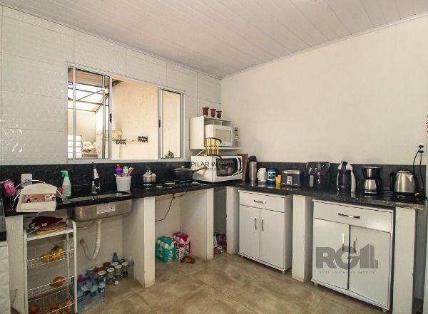 Casa em Porto Alegre, no bairro Vila Nova, com 6 dormitório(s), e 6 banheiros, à