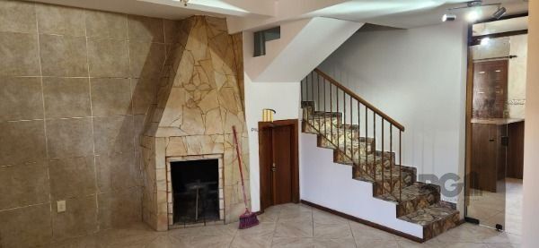 Sobrado em Porto Alegre, no bairro Vila Nova, com 3 dormitório(s), e 3 banheiros