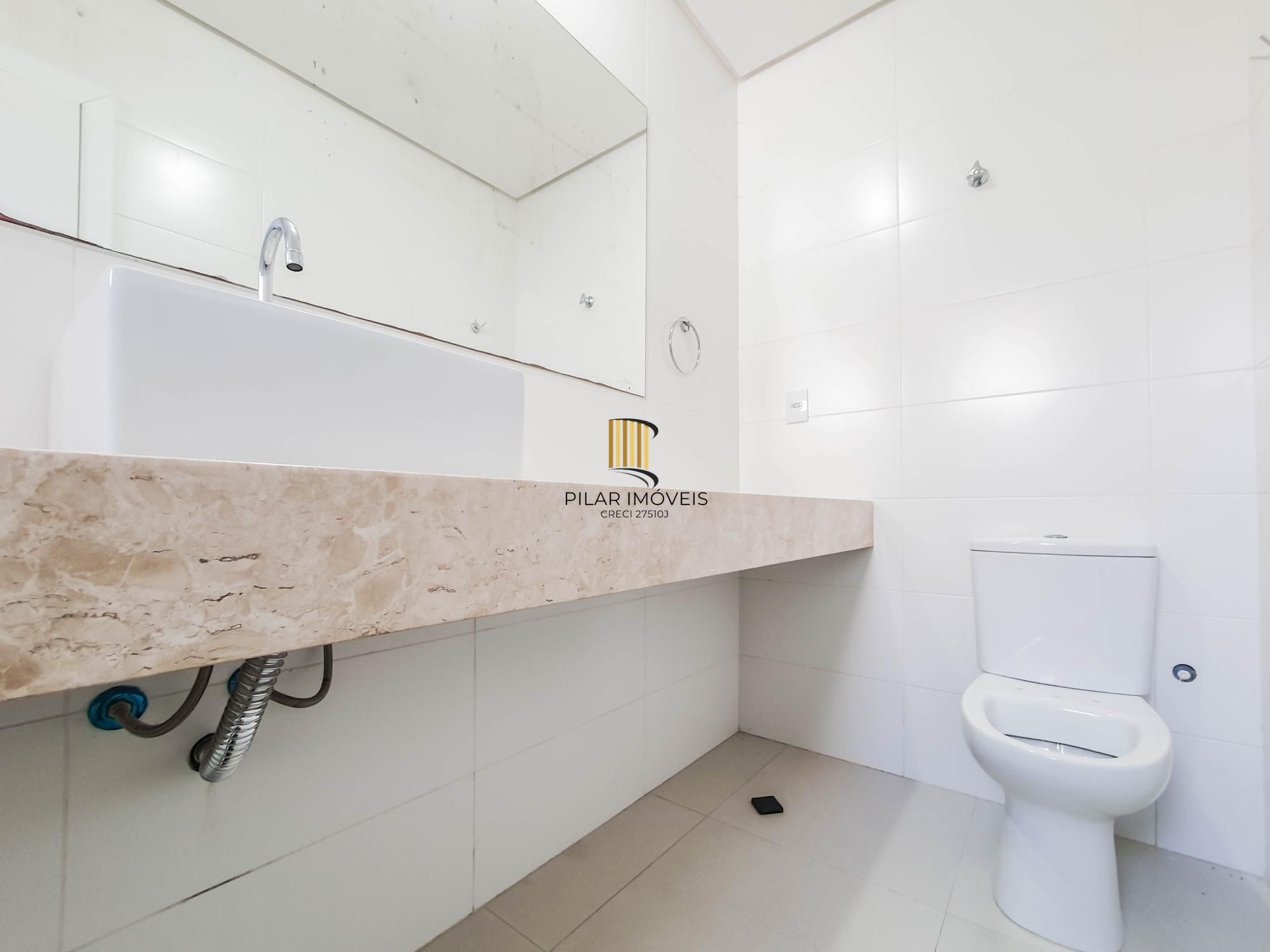 Linda casa Térrea em Condomínio, 3 suítes, 3 vagas cobertas, pátio com Piscina!