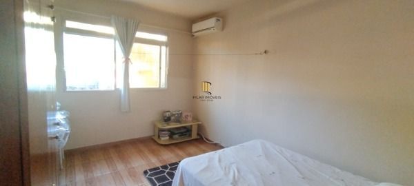 Casa em Porto Alegre, no bairro Vila Nova, com 2 dormitório(s), e 2 banheiros, à