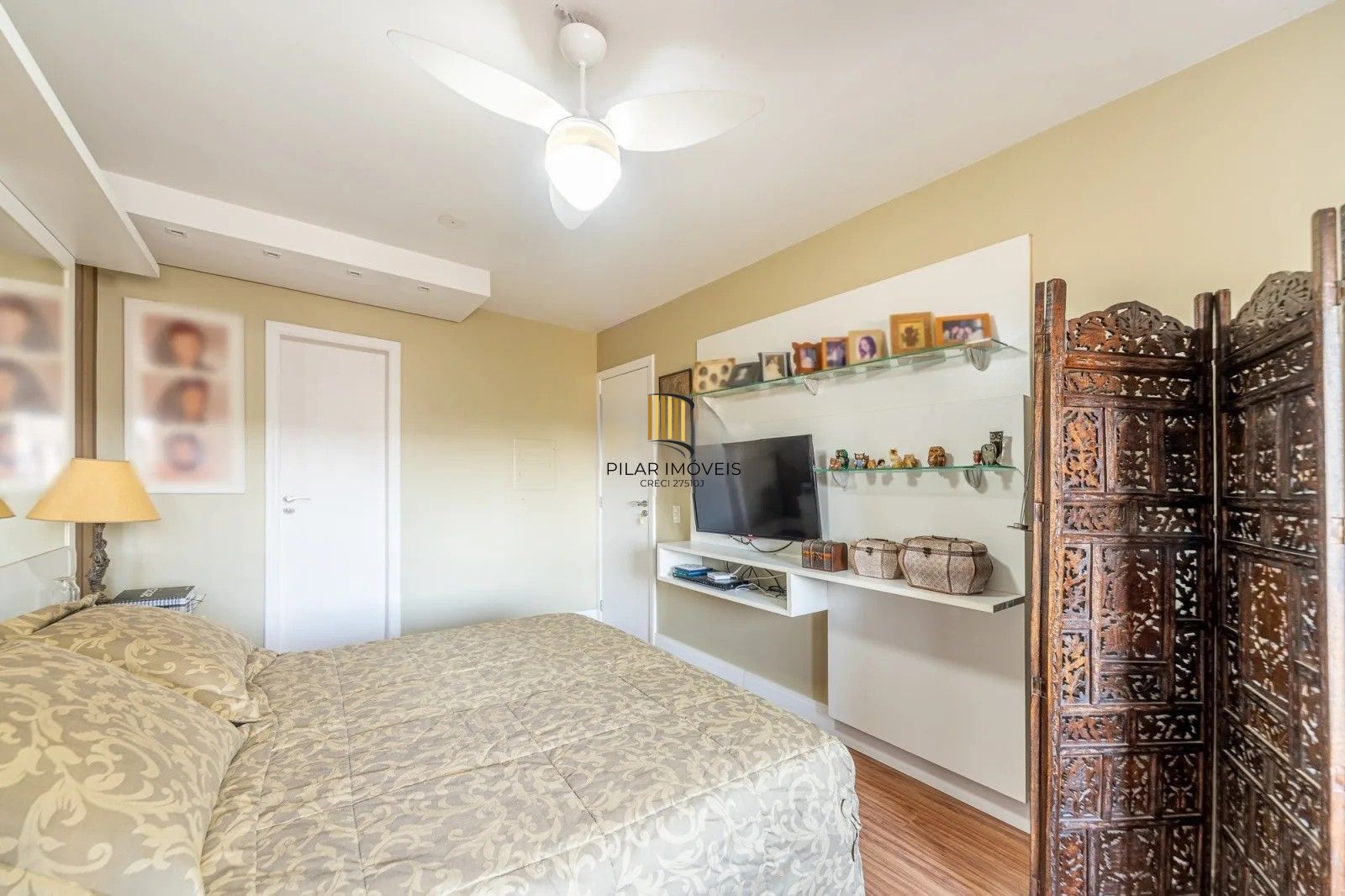 Belíssima casa em condomínio com 218,3m² com 4 dorm., 2 suítes e 2 vagas. Situada no charmoso Residencial Terra Mater.