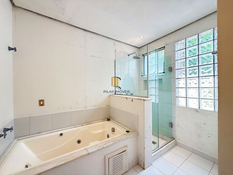 Linda Residência em Condomínio Fechado no Bairro Pedra Redonda.