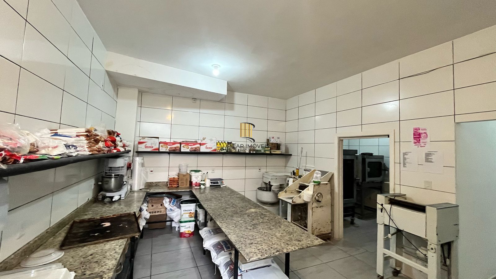 Excelente loja a venda bairro Tristeza, com 202m2. Aceita dação.