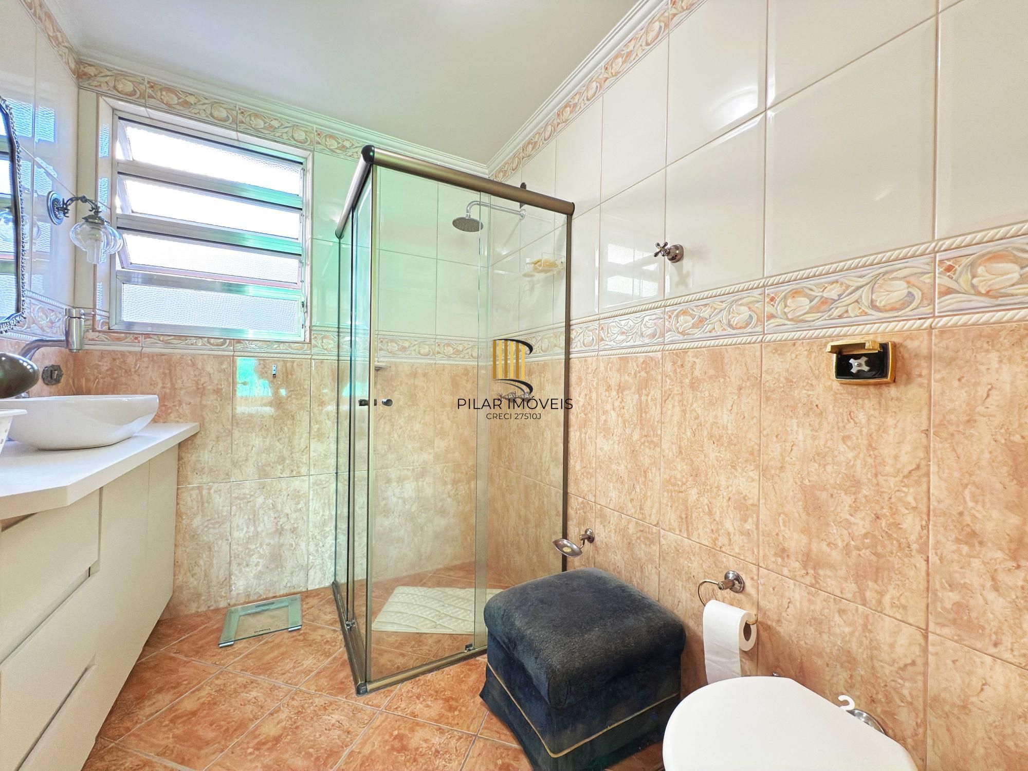 Ótima residência com 4 dormitórios, lareira e piscina no coração do bairro Tristeza.