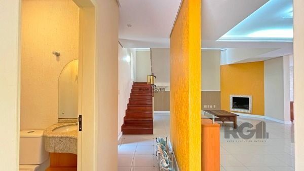 Casa em Porto Alegre, no bairro Nonoai, com 4 dormitório(s), à venda.