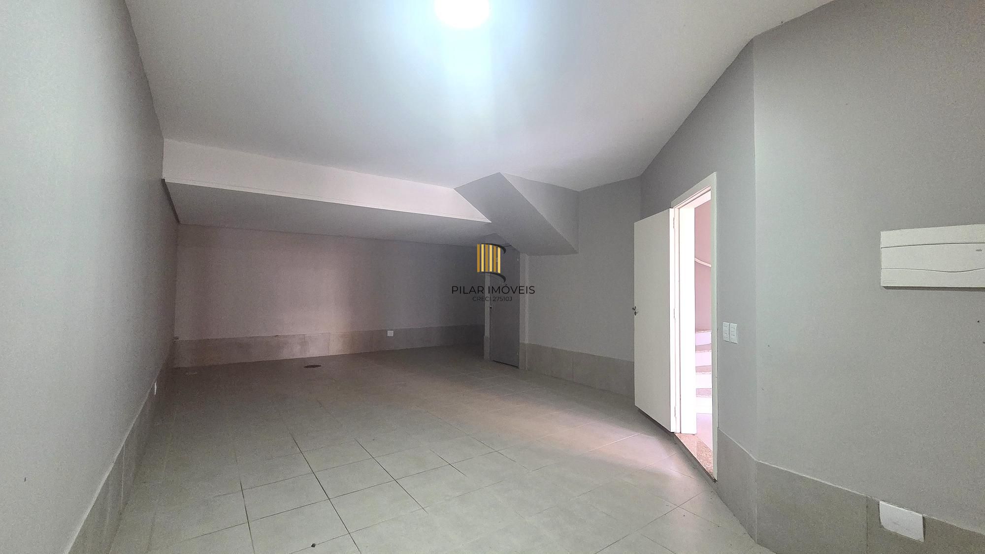 Excelente casa em condomínio fechado, com 252 m² de área privativa, com 4 dormitórios, 1 suíte e 2 vagas de garagem.