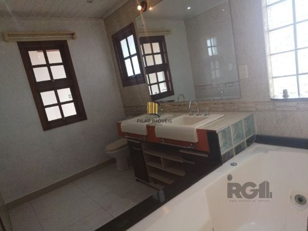 Casa em Porto Alegre, no bairro Restinga, com 4 dormitório(s), e 4 banheiros, à 