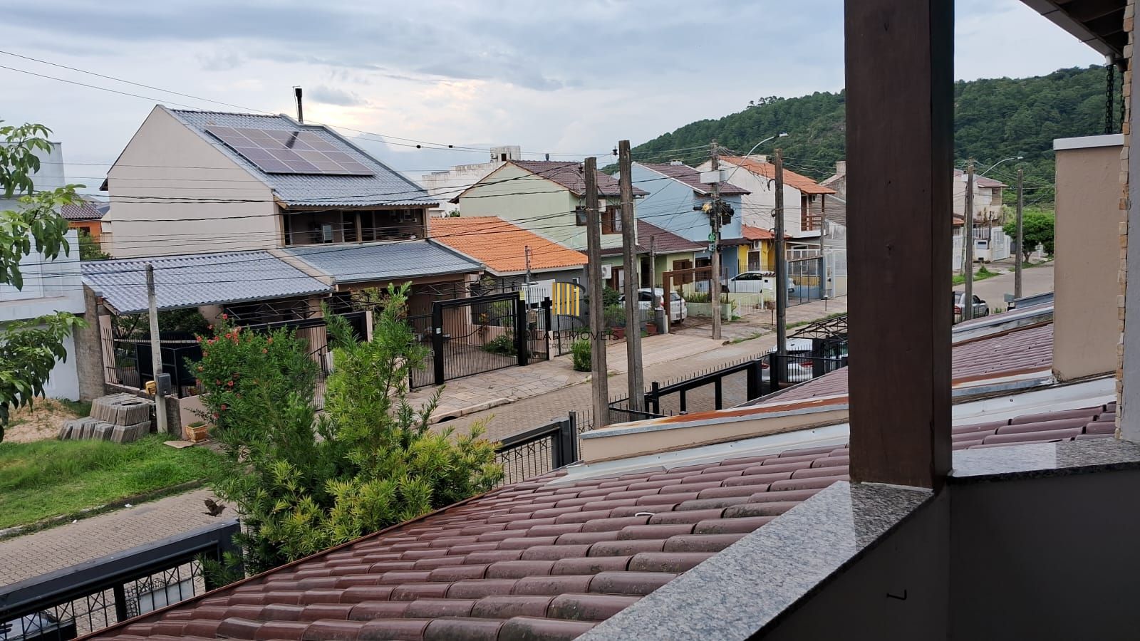 Excelente Residência com 3 dormitórios sendo 2 deles suítes de casal.