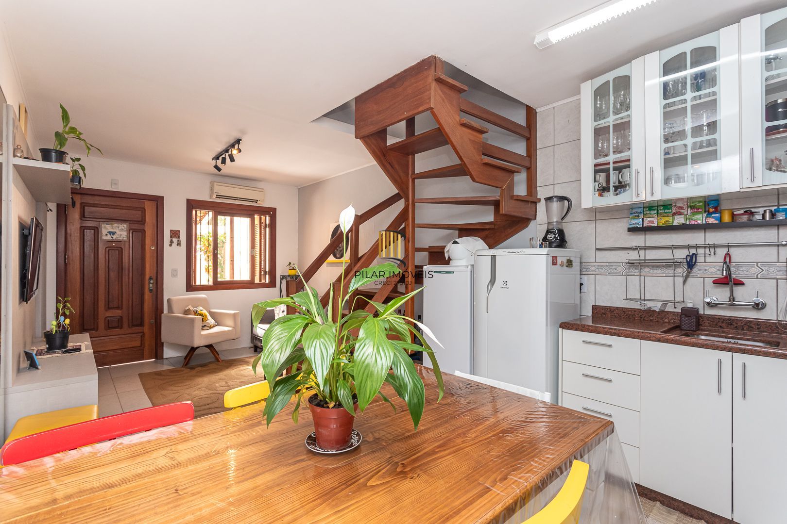 Casa em condomínio à venda com 97m², 2 dormitórios e 2 vagas, no bairro Tristeza em Porto Alegre.