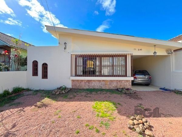 Casa em Porto Alegre, no bairro Ipanema, com 4 dormitório(s), e 4 banheiros, à v