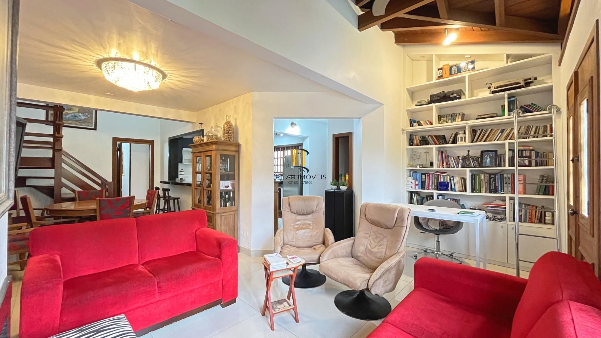 Casa 3D com 2 suítes e piscina.