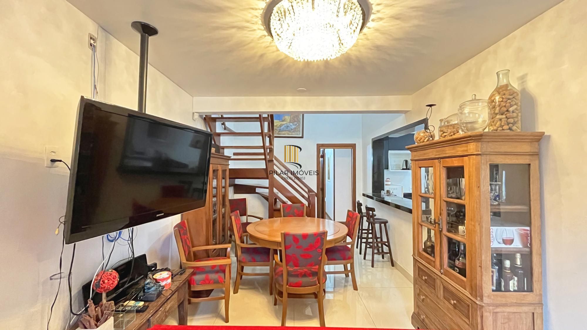 Casa 3D com 2 suítes e piscina.