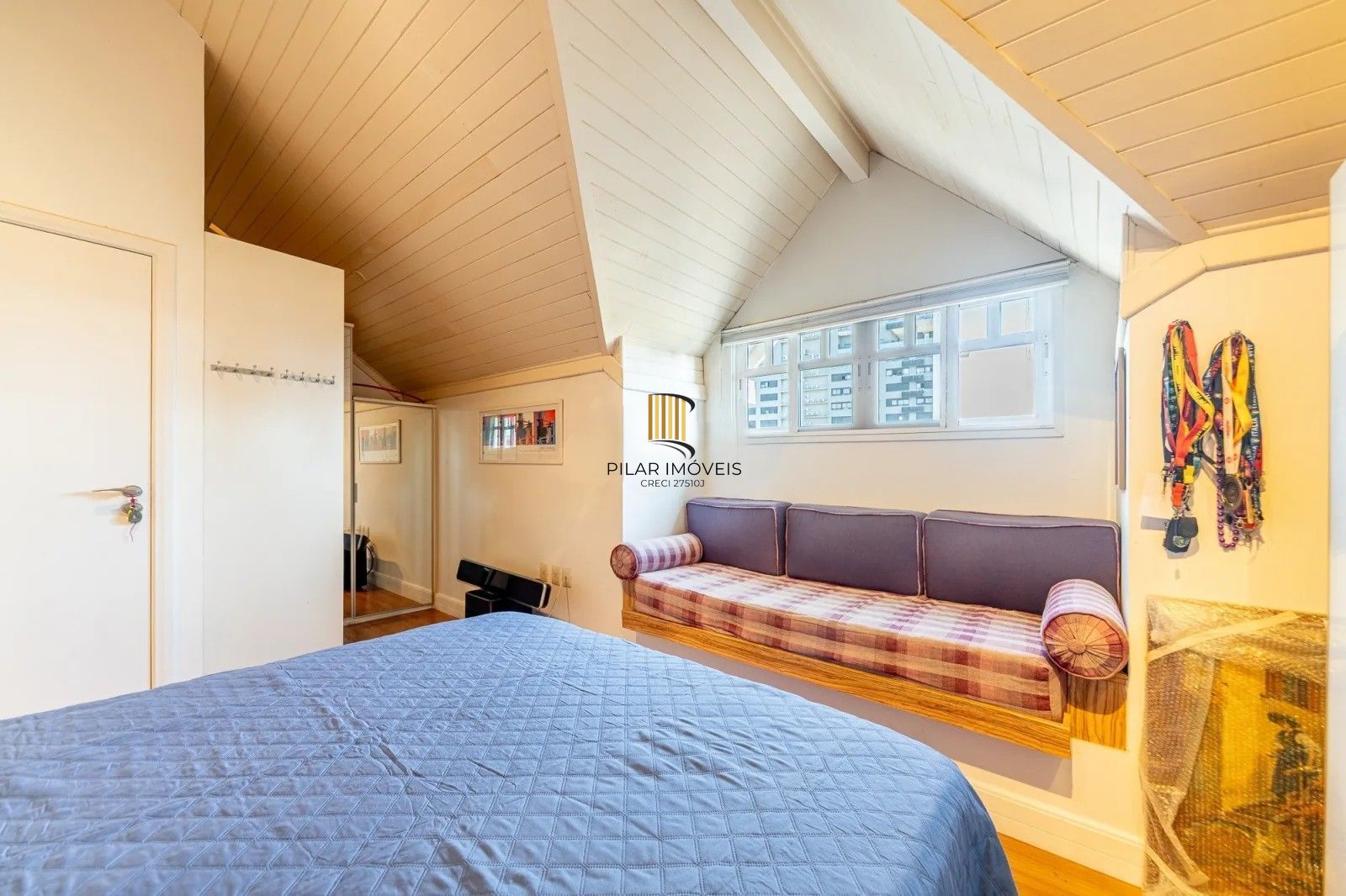 Belíssima casa em condomínio com 218,3m² com 4 dorm., 2 suítes e 2 vagas. Situada no charmoso Residencial Terra Mater.