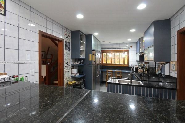 Casa em Porto Alegre, no bairro Guarujá, com 3 dormitório(s), e 3 banheiros, à v