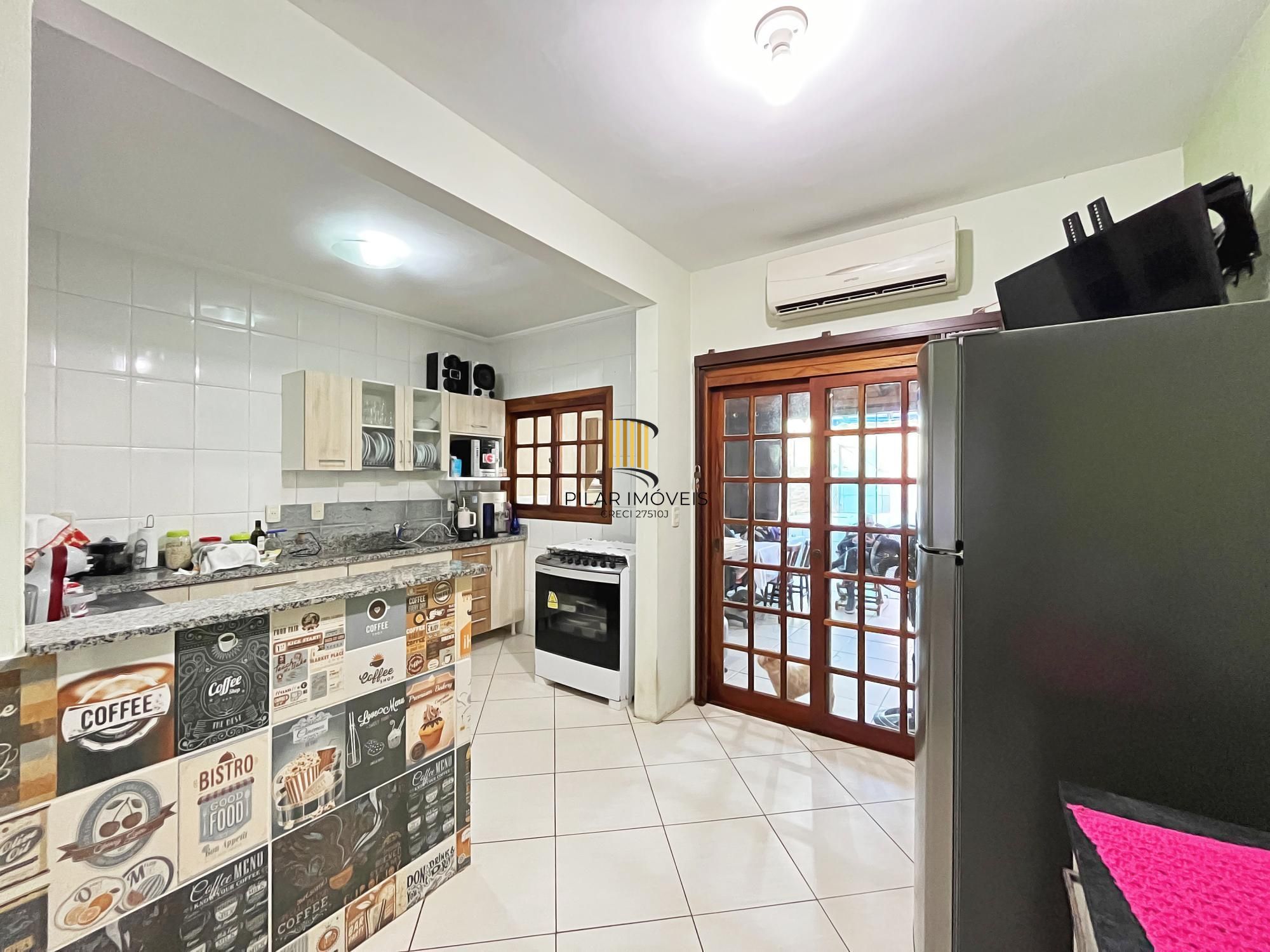 Residência com 4 dormitórios sendo 1 suites no Bairro Guarujá.