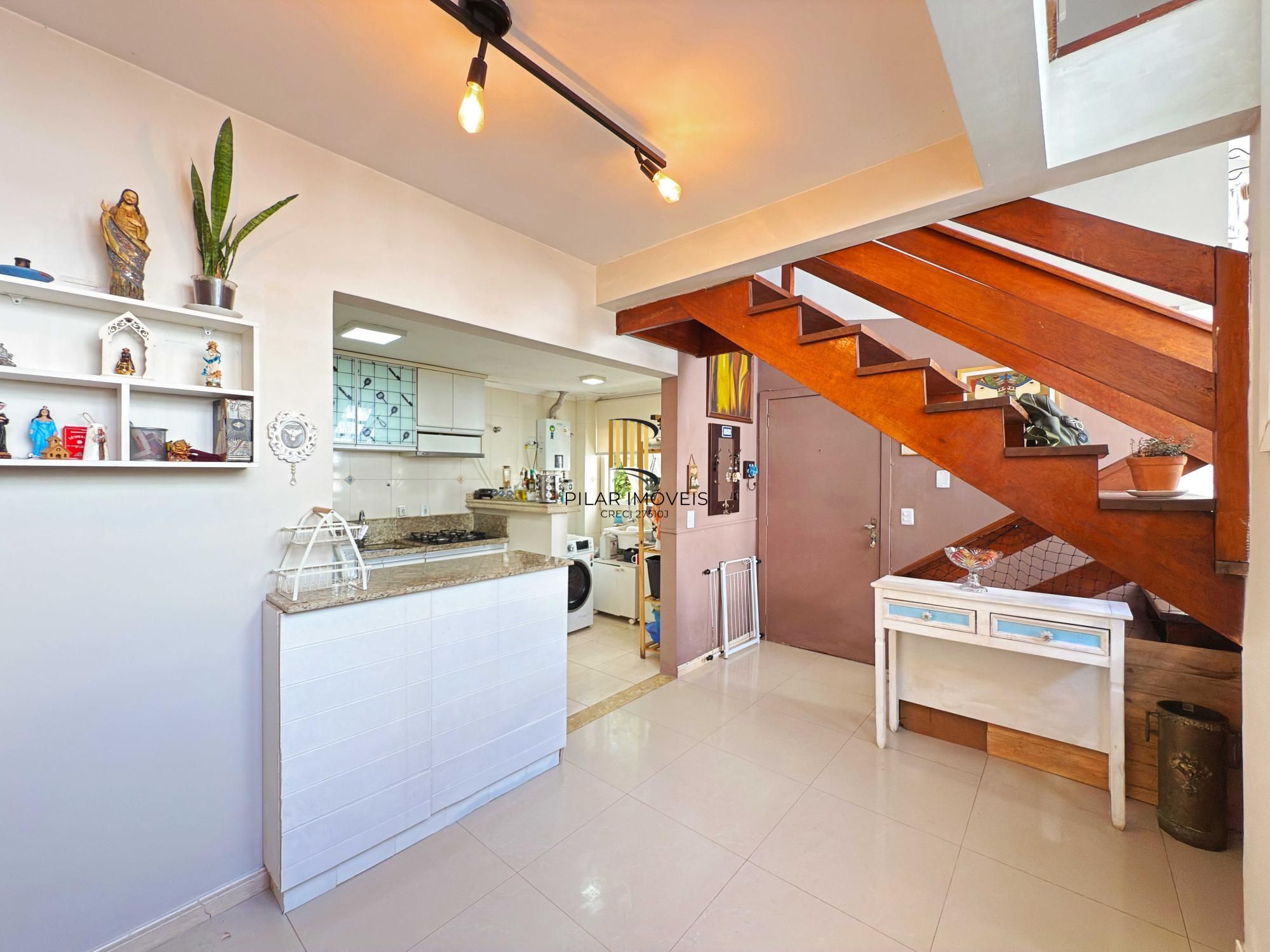 Triplex 4 dormitórios no bairro Pedra Redonda