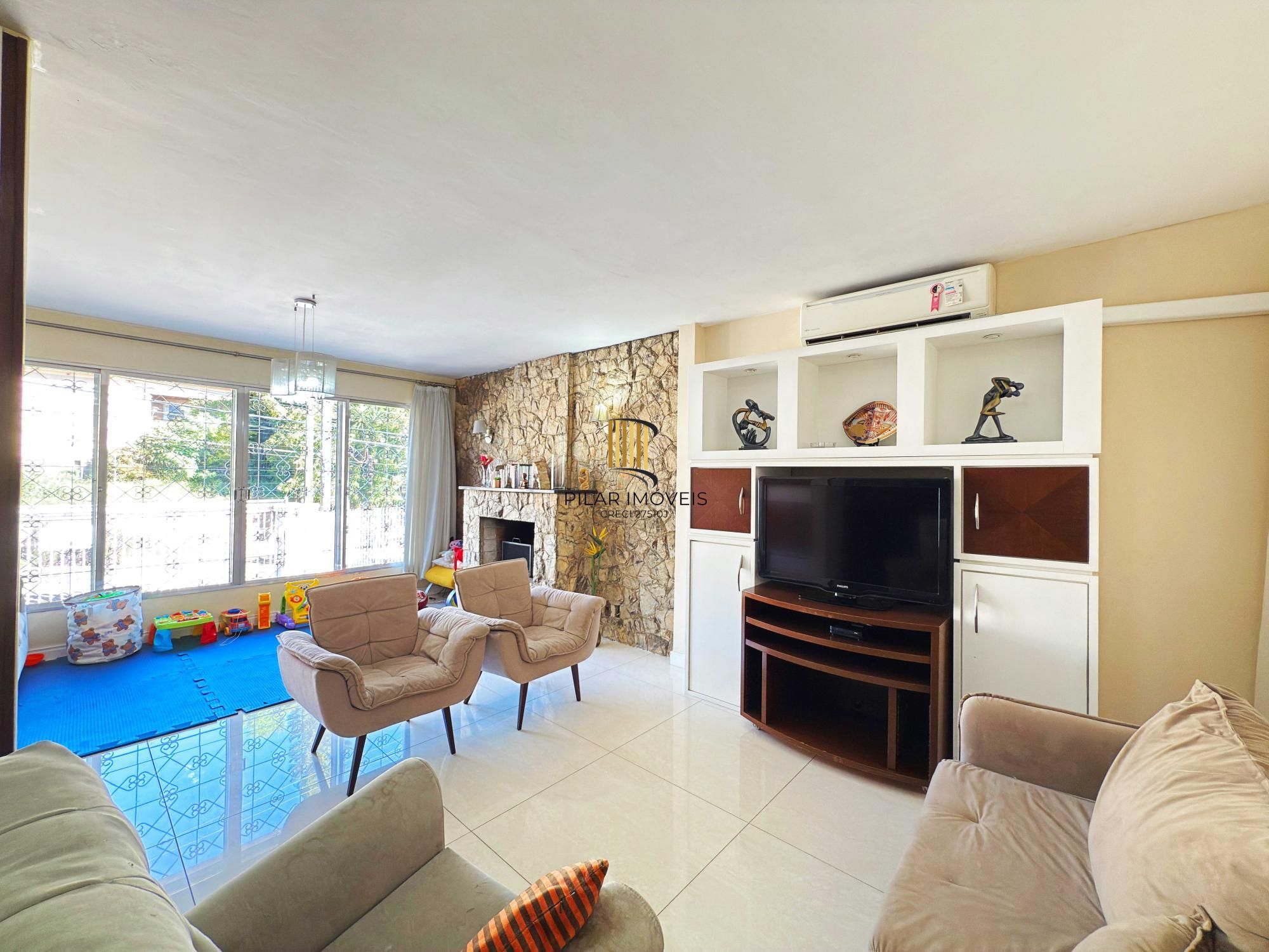 Ótima residência com 4 dormitórios, lareira e piscina no coração do bairro Tristeza.