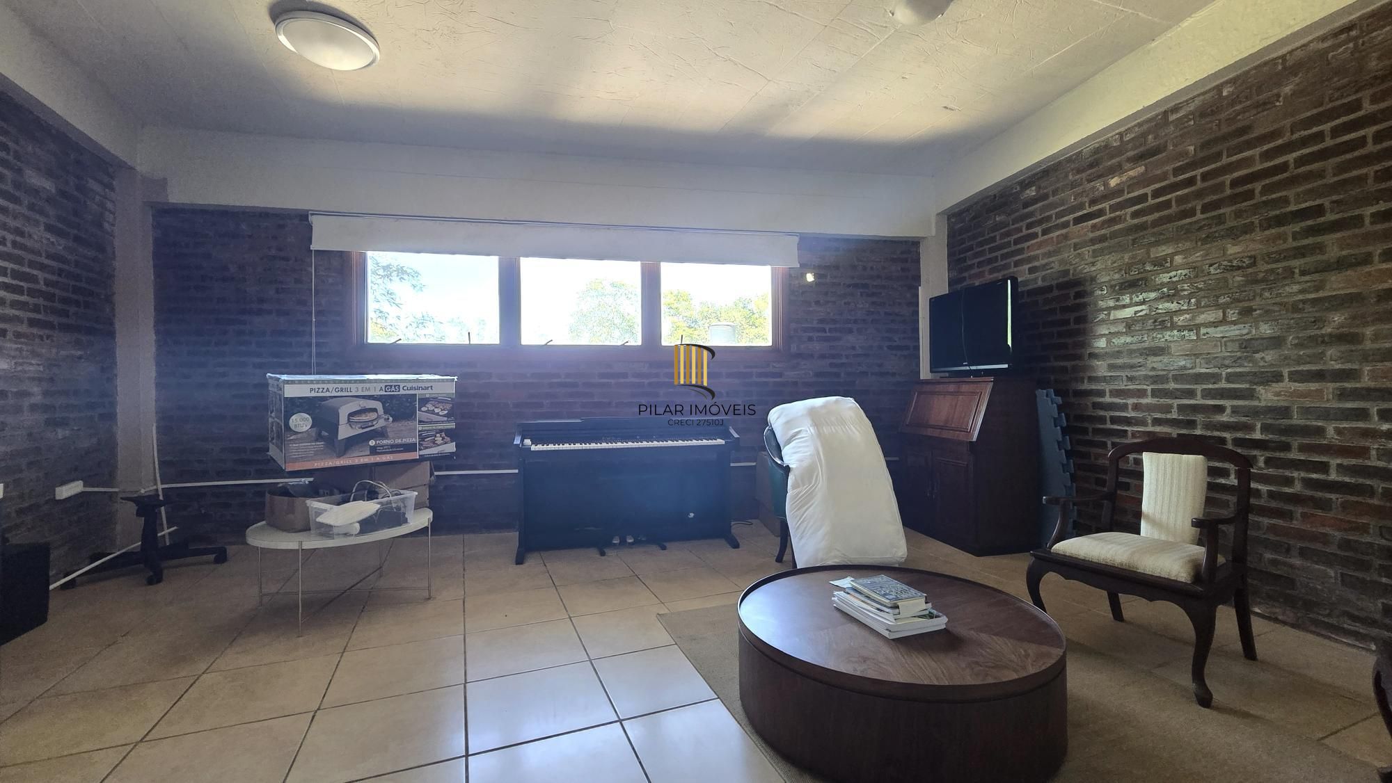 Belíssima residência com 4 dormitórios, 2 suítes com closet e vista deslumbrante para o lago Guaíba.