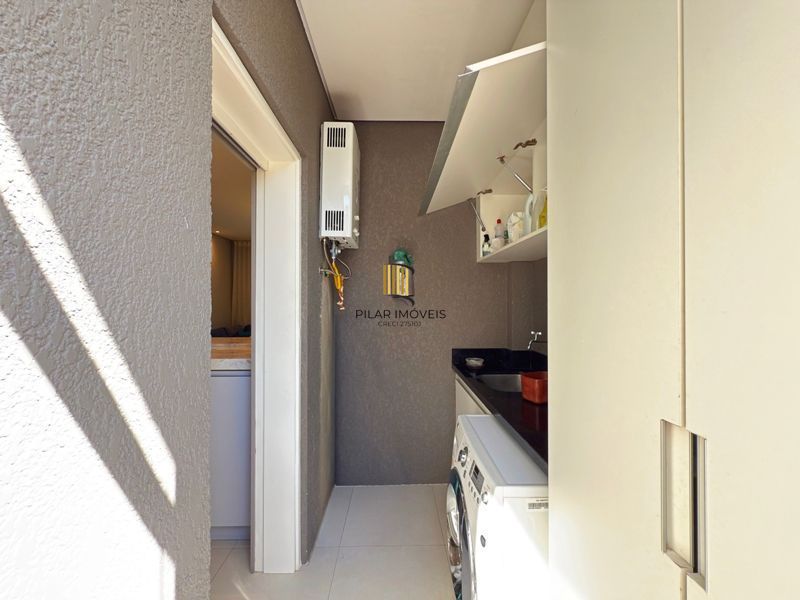 Casa térrea em condomínio fechado com 3 suítes.