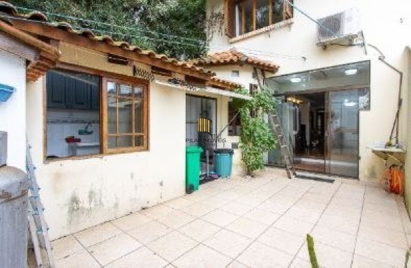 Casa em Porto Alegre, no bairro Ipanema, com 3 dormitório(s), e 3 banheiros, à v