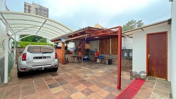 Casa em Porto Alegre, no bairro Tristeza, com 3 dormitório(s), e 3 banheiros, à 