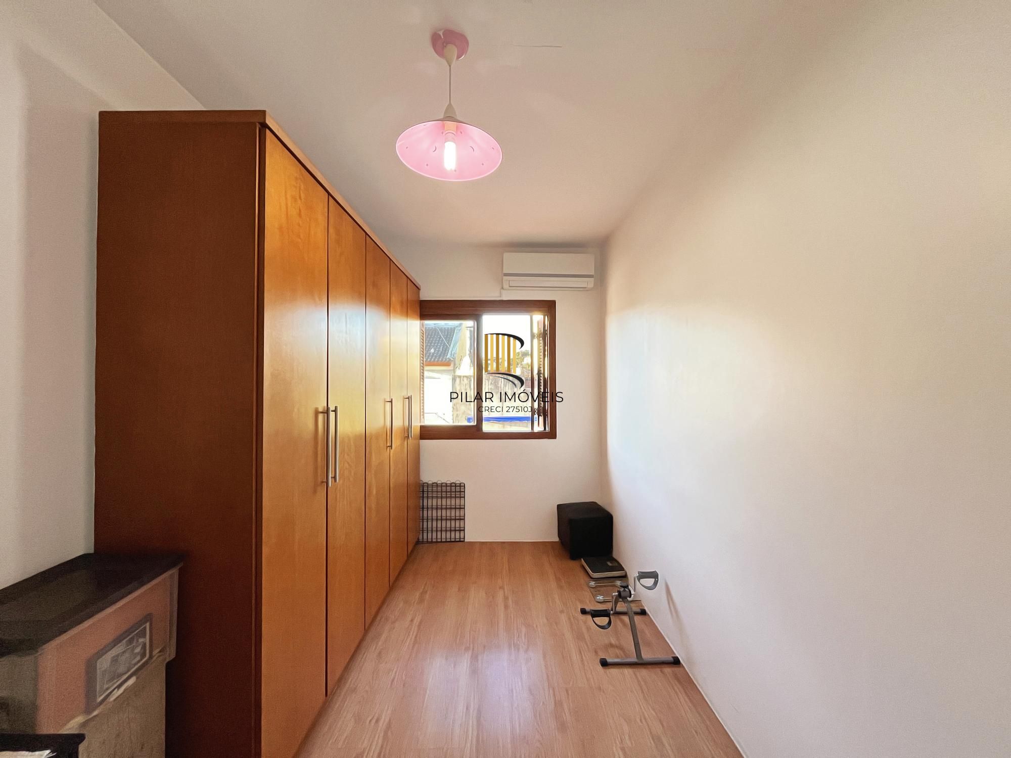 Residência com 4 dormitórios sendo 1 suites no Bairro Guarujá.