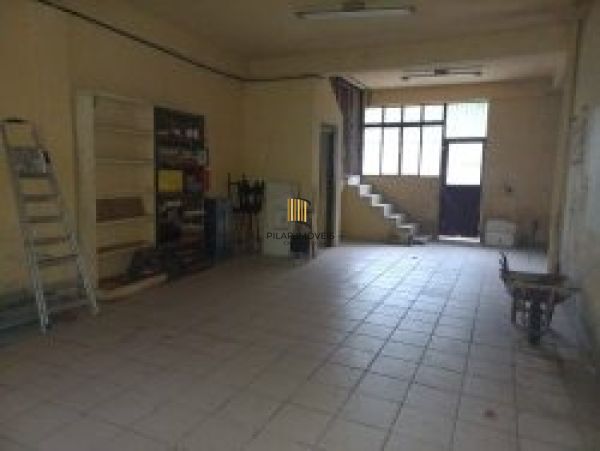 Sobrado em Porto Alegre, no bairro Glória, com 5 dormitório(s), e 5 banheiros, à