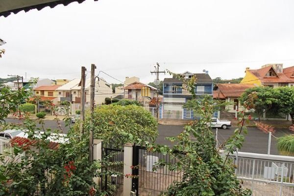 Casa em Porto Alegre, no bairro Espírito Santo, com 3 dormitório(s), à venda.