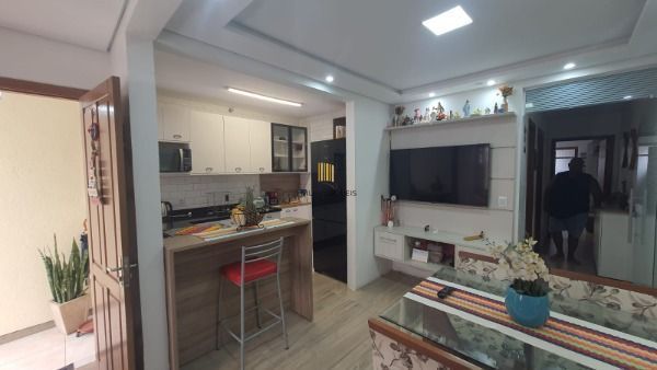 Casa em Porto Alegre, no bairro Hípica, com 2 dormitório(s), e 2 banheiros, à ve