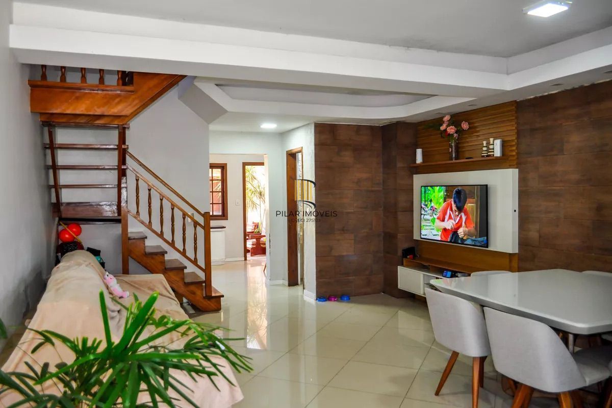 Lindo sobrado com 3 dormitórios á venda no bairro Hípica.