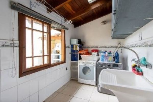 Casa em Porto Alegre, no bairro Ipanema, com 3 dormitório(s), e 3 banheiros, à v