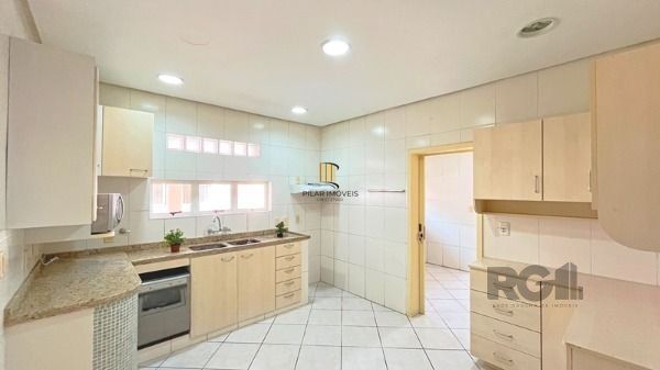 Casa em Porto Alegre, no bairro Nonoai, com 4 dormitório(s), à venda.