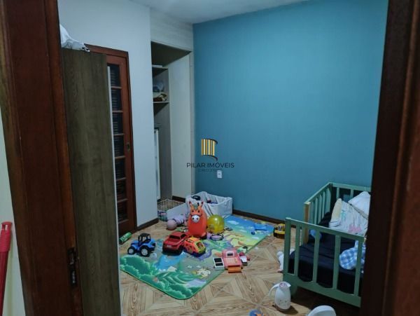 Casa em Porto Alegre, no bairro Vila Nova, com 4 dormitório(s), e 4 banheiros, à