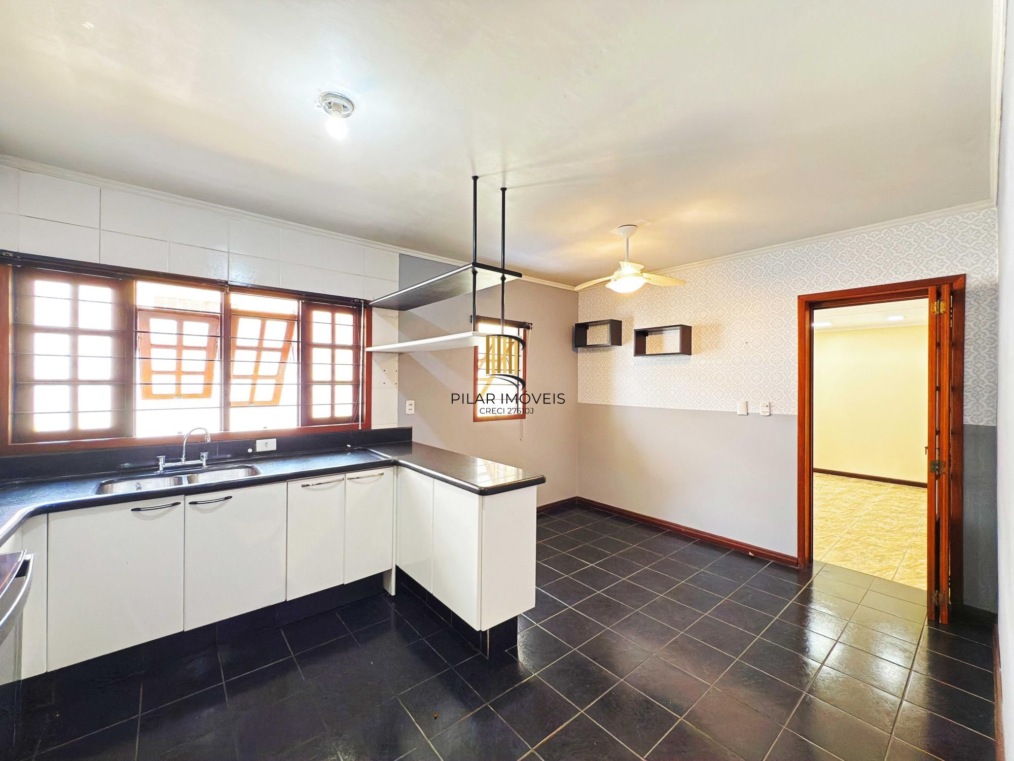 Casa 4 dormitórios no bairro Ipanema