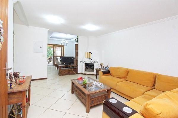 Casa em Porto Alegre, no bairro Espírito Santo, com 3 dormitório(s), à venda.