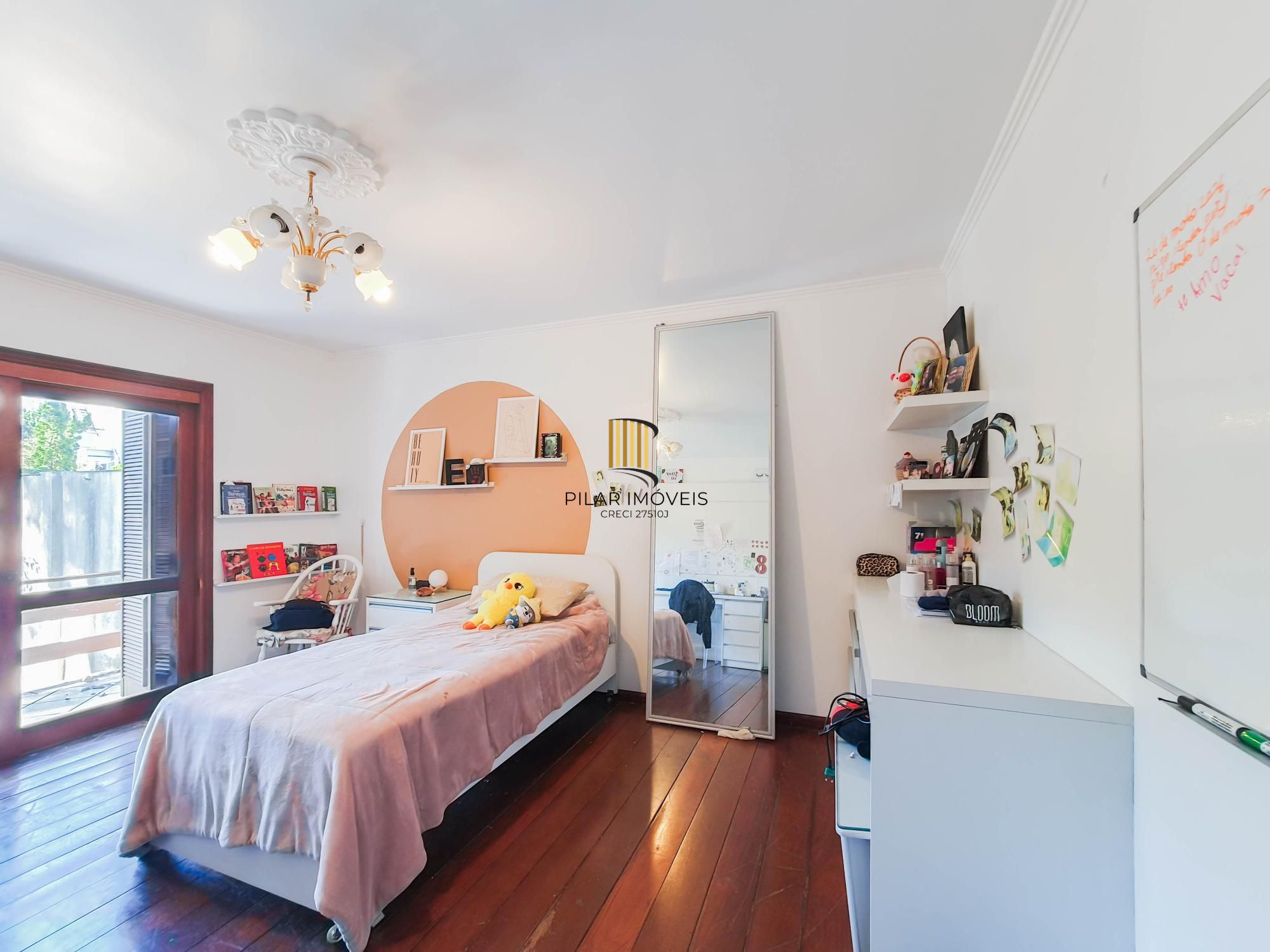 Linda e Ampla Casa com 4 dormitórios no Bairro Ipanema.