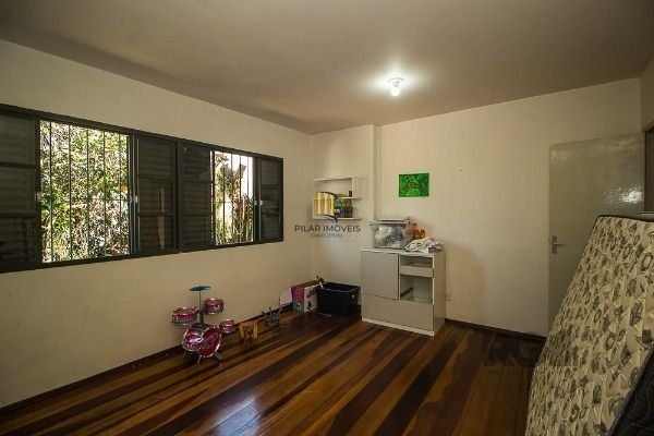 Casa em Porto Alegre, no bairro Vila Nova, com 6 dormitório(s), e 6 banheiros, à